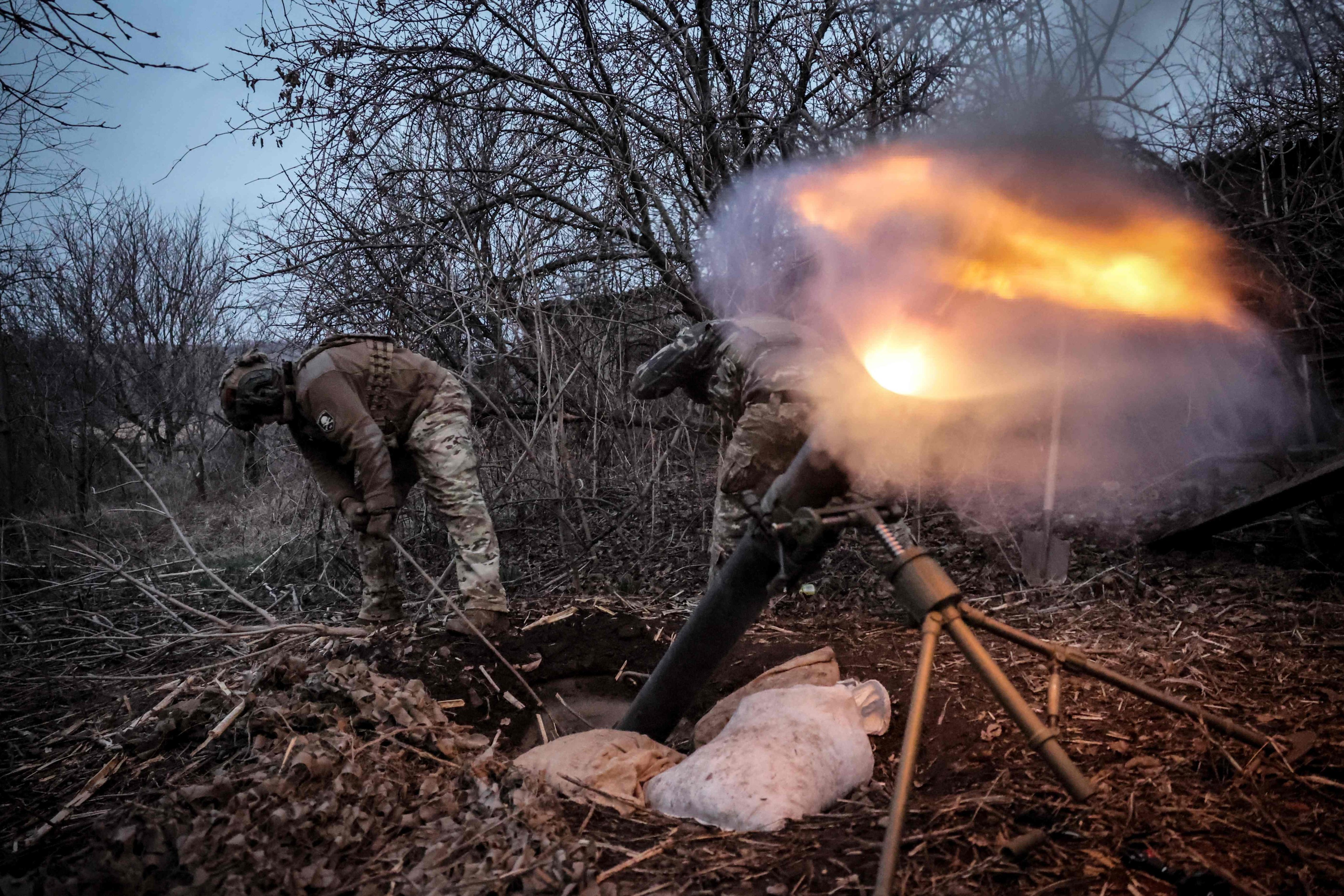 Ukrainian servicemen fire a mortar towards Russian positions at an undisclosed location near Chasiv Yar, Donetsk region, on Sunday. Photo: 24th Mechanised Brigade of Ukrainian Armed Forces/AFP