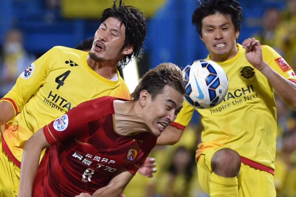 Guangzhou Evergrande defender Feng Xiaoting finds himself sandwiched by Kashiwa Reysol defender Daisuke Suzuki and forward Masato Kudo during their AFC Champions League quarter-final clash in Kashiwa. Photo: AFP