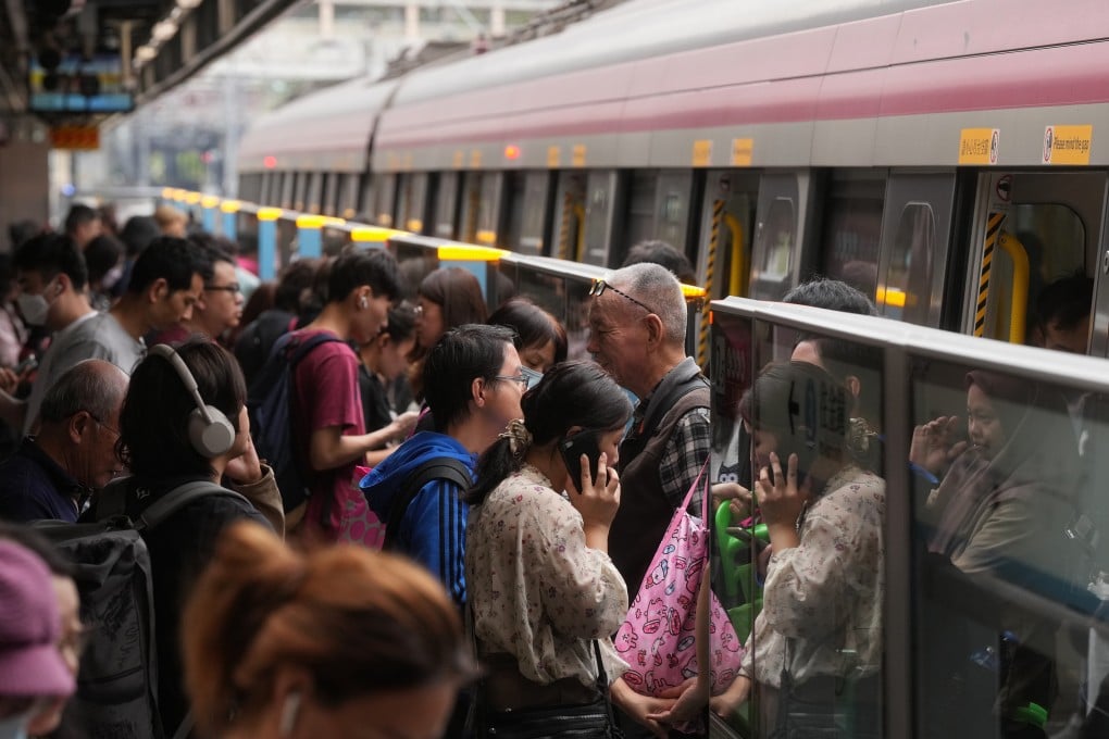 Crowds of passengers get on and off an MTR train at Sha Tin Station. Photo: Elson Li