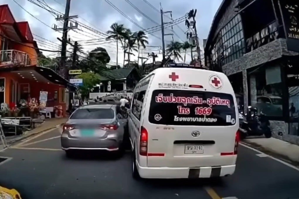 Screenshot from dashcam footage showing the taxi driver in Phuket blocking the ambulance. Photo: Facebook / อสมท ภูเก็ต